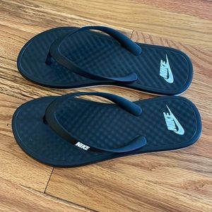 Like new Women’s Black Nike On Deck Flip Flops Size 9